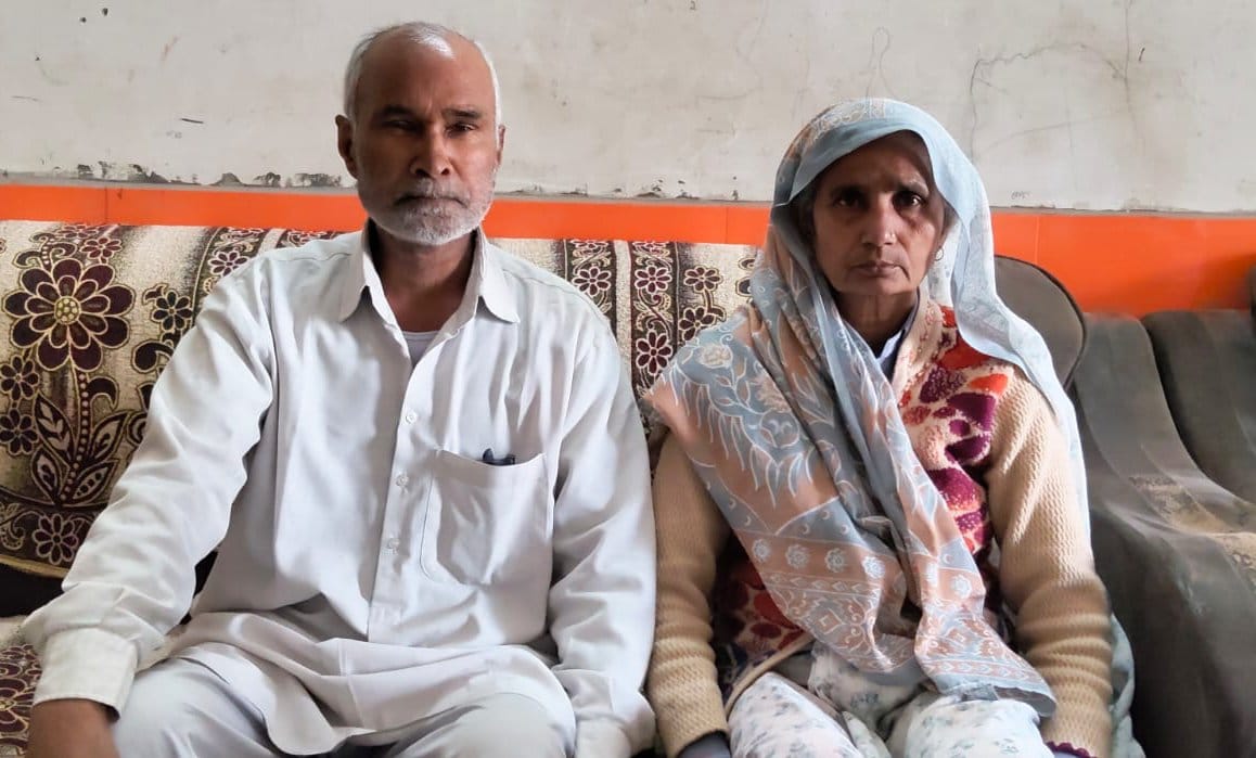 बनत पुलवामा में शहीद हुए प्रदीप कुमार के माता पिता । संवाद बनत पुलवामा में शहीद हुए प्रदीप कुमार के माता पिता । संवाद