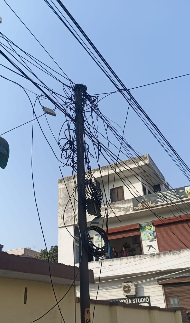 छोटी लाइन में खंभे पर लटके केबल तार। संवाद छोटी लाइन में खंभे पर लटके केबल तार। संवाद
