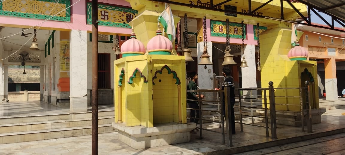 फोटो-14- महाशिवरात्रि पर्व की तैयारी में बाबा विश्वनाथ मंदिर में सजावट करते पुजारी। संवाद