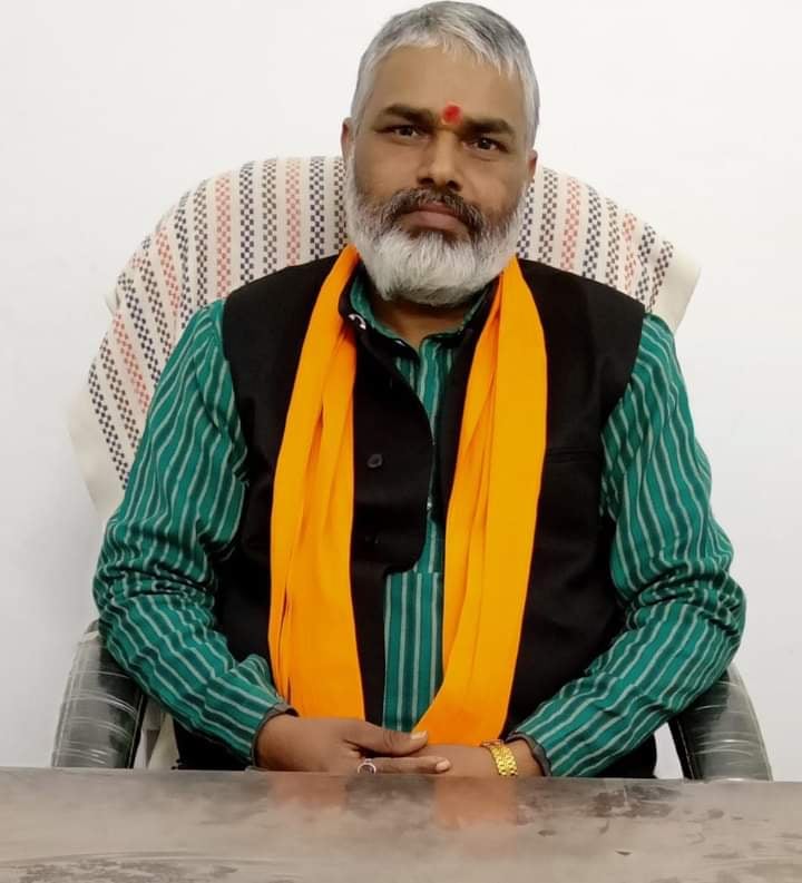 फोटो-14- महाशिवरात्रि पर्व की तैयारी में बाबा विश्वनाथ मंदिर में सजावट करते पुजारी। संवाद