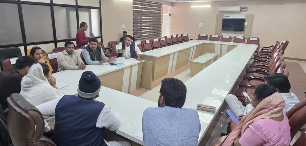 फोटो-53: बहादुरगढ़ नगर परिषद के गेट के बाहर रोष जताते पार्षद। संवाद