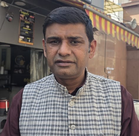 फोटो-53: बहादुरगढ़ नगर परिषद के गेट के बाहर रोष जताते पार्षद। संवाद