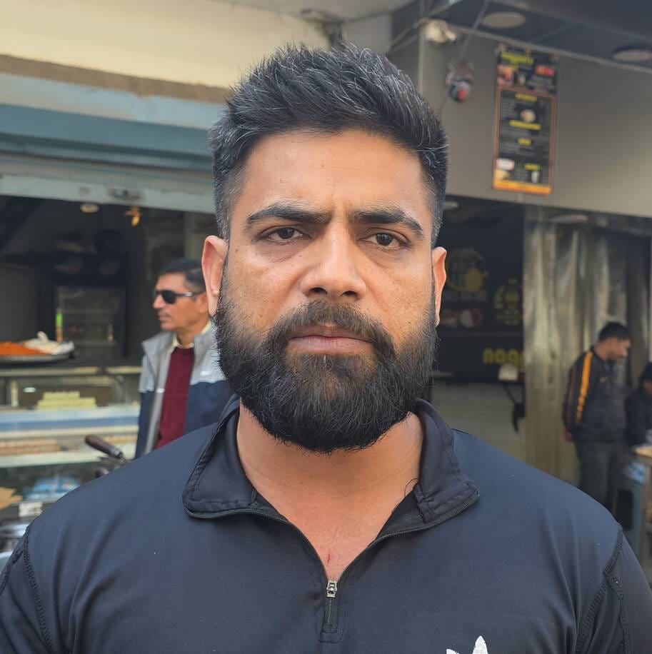 फोटो-53: बहादुरगढ़ नगर परिषद के गेट के बाहर रोष जताते पार्षद। संवाद