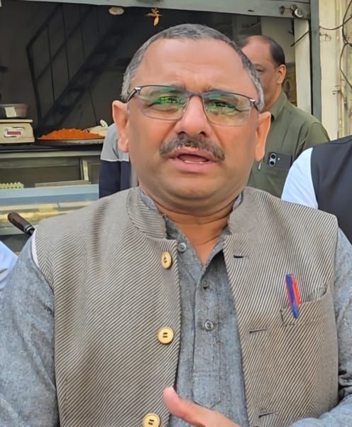 फोटो-53: बहादुरगढ़ नगर परिषद के गेट के बाहर रोष जताते पार्षद। संवाद