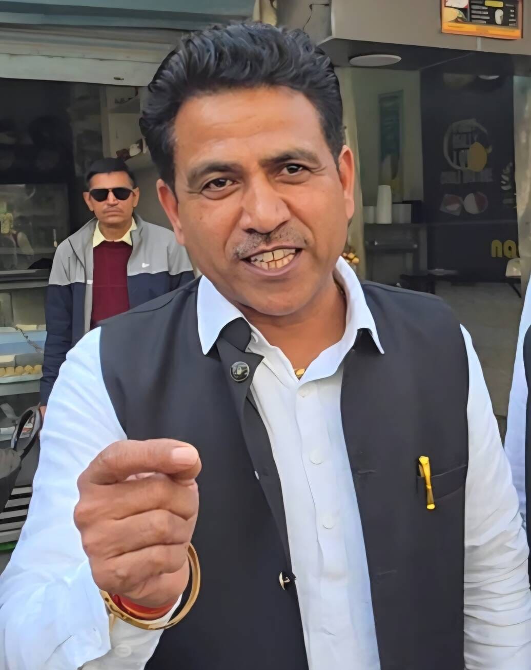फोटो-53: बहादुरगढ़ नगर परिषद के गेट के बाहर रोष जताते पार्षद। संवाद