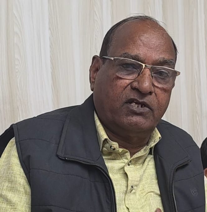 फोटो-53: बहादुरगढ़ नगर परिषद के गेट के बाहर रोष जताते पार्षद। संवाद