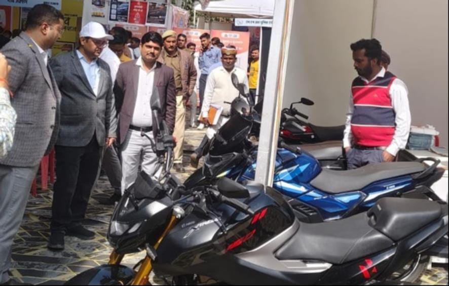 गांधी पार्क में आयोजित अमर उजाला के गांव महोत्सव में सम्मानित विभिन्न वर्गों के लोग और स्टॉलों गांधी पार्क में आयोजित अमर उजाला के गांव महोत्सव में सम्मानित विभिन्न वर्गों के लोग और स्टॉलों