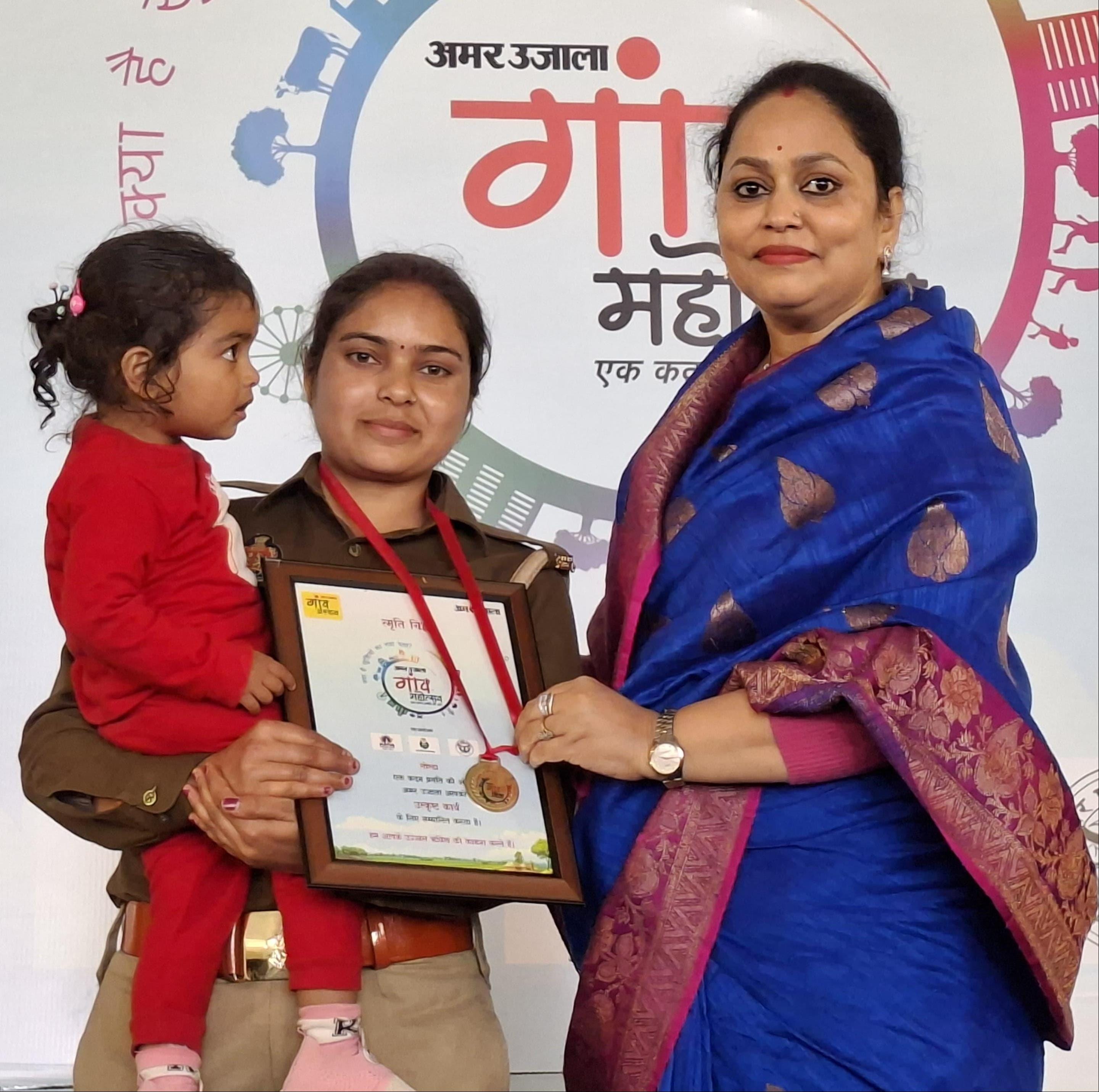 गांधी पार्क में आयोजित अमर उजाला के गांव महोत्सव में सम्मानित विभिन्न वर्गों के लोग और स्टॉलों गांधी पार्क में आयोजित अमर उजाला के गांव महोत्सव में सम्मानित विभिन्न वर्गों के लोग और स्टॉलों
