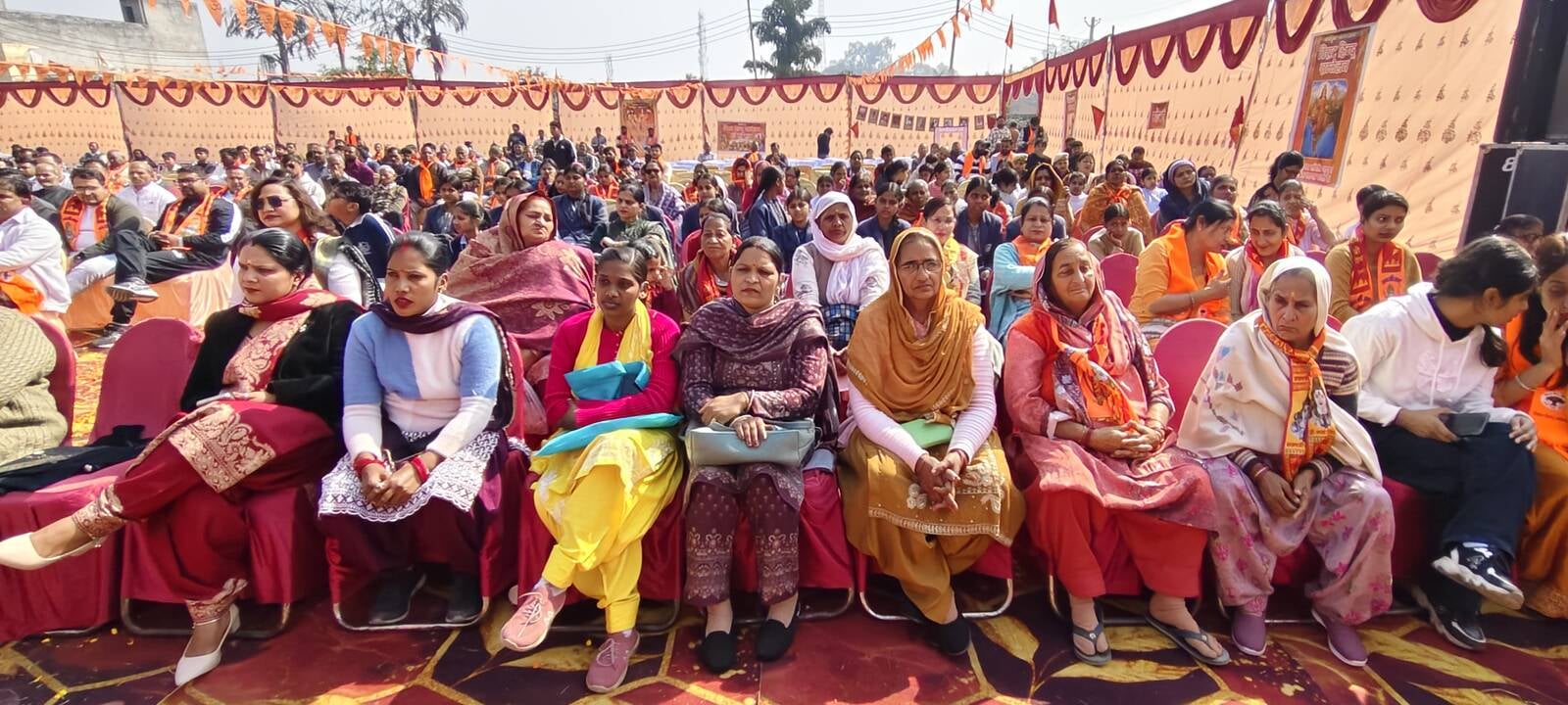 हिंदू सम्मेलन में मंच पर मौजूद संत व मुख्य वक्ता। संवाद हिंदू सम्मेलन में मंच पर मौजूद संत व मुख्य वक्ता। संवाद