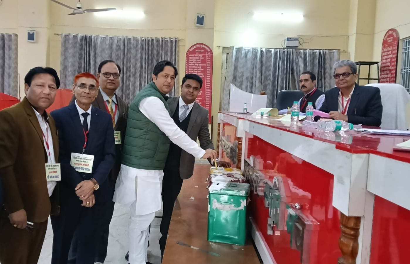 जिला बार संघ के चुनाव में मतदान के दौरान अधिवक्ता : संवाद जिला बार संघ के चुनाव में मतदान के दौरान अधिवक्ता : संवाद