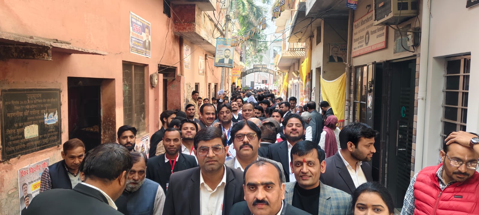 जिला बार संघ के चुनाव में मतदान के दौरान अधिवक्ता : संवाद जिला बार संघ के चुनाव में मतदान के दौरान अधिवक्ता : संवाद