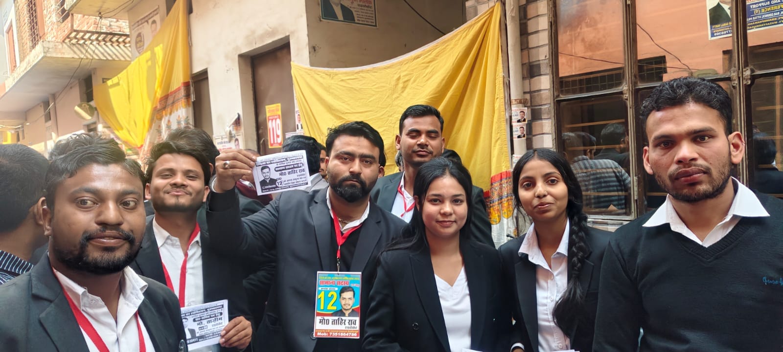 जिला बार संघ के चुनाव में मतदान के दौरान अधिवक्ता : संवाद जिला बार संघ के चुनाव में मतदान के दौरान अधिवक्ता : संवाद