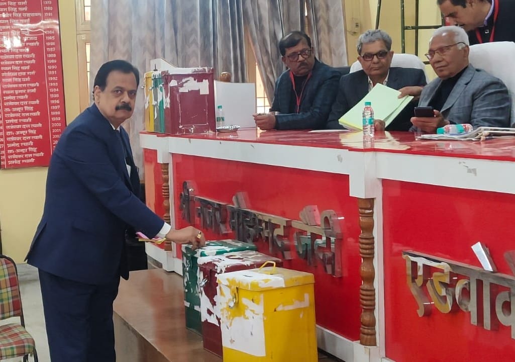 जिला बार संघ के चुनाव में मतदान के दौरान अधिवक्ता : संवाद जिला बार संघ के चुनाव में मतदान के दौरान अधिवक्ता : संवाद