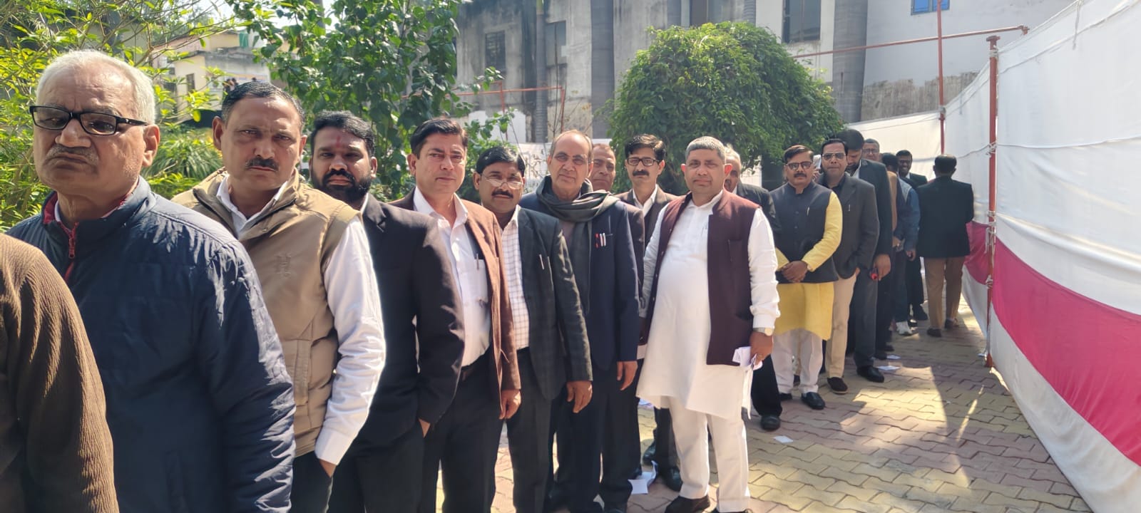 जिला बार संघ के चुनाव में मतदान के दौरान अधिवक्ता : संवाद जिला बार संघ के चुनाव में मतदान के दौरान अधिवक्ता : संवाद