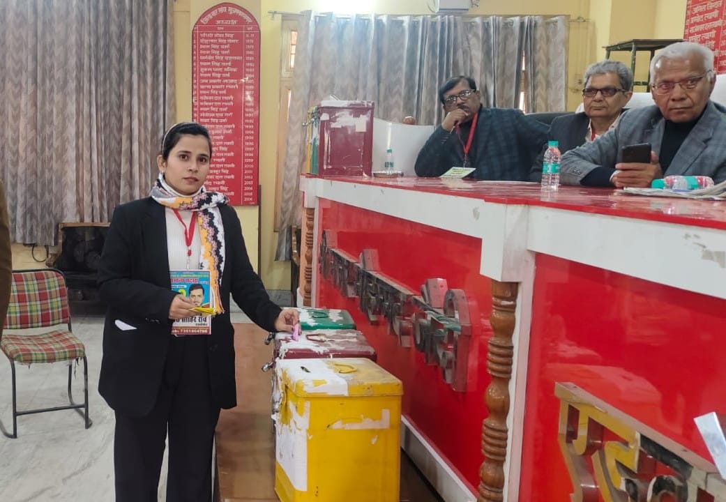 जिला बार संघ के चुनाव में मतदान के दौरान अधिवक्ता : संवाद जिला बार संघ के चुनाव में मतदान के दौरान अधिवक्ता : संवाद