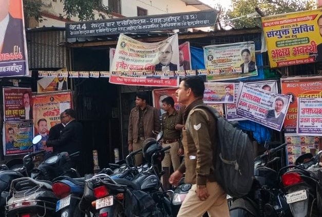 कचहरी में आने वालों की चेकिंग करते सुरक्षाकर्मी। संवाद कचहरी में आने वालों की चेकिंग करते सुरक्षाकर्मी। संवाद