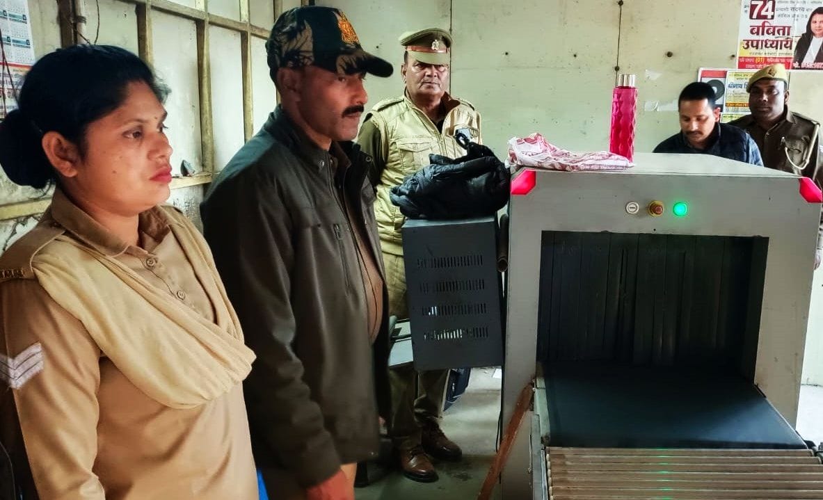 कचहरी में आने वालों की चेकिंग करते सुरक्षाकर्मी। संवाद कचहरी में आने वालों की चेकिंग करते सुरक्षाकर्मी। संवाद