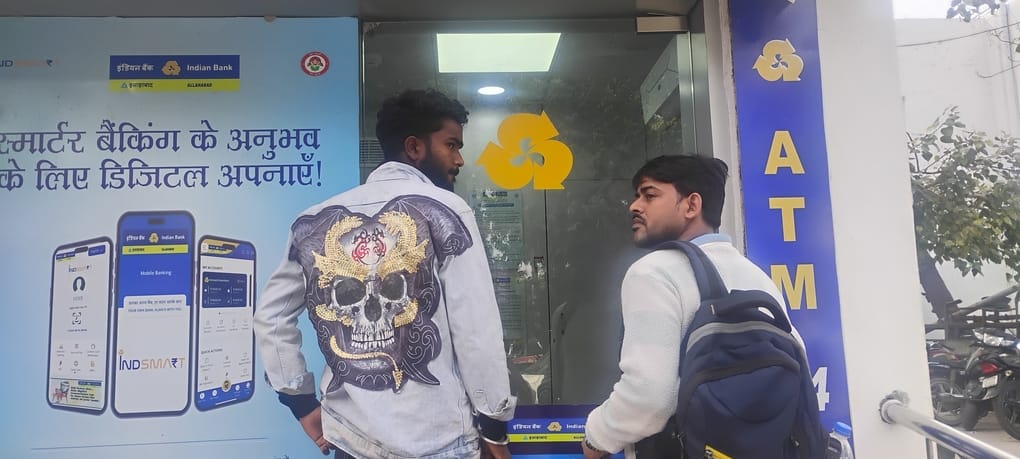 केजीएमयू में ऑनलाइन भुगतान न होने से मरीज व तीमारदार परेशान।