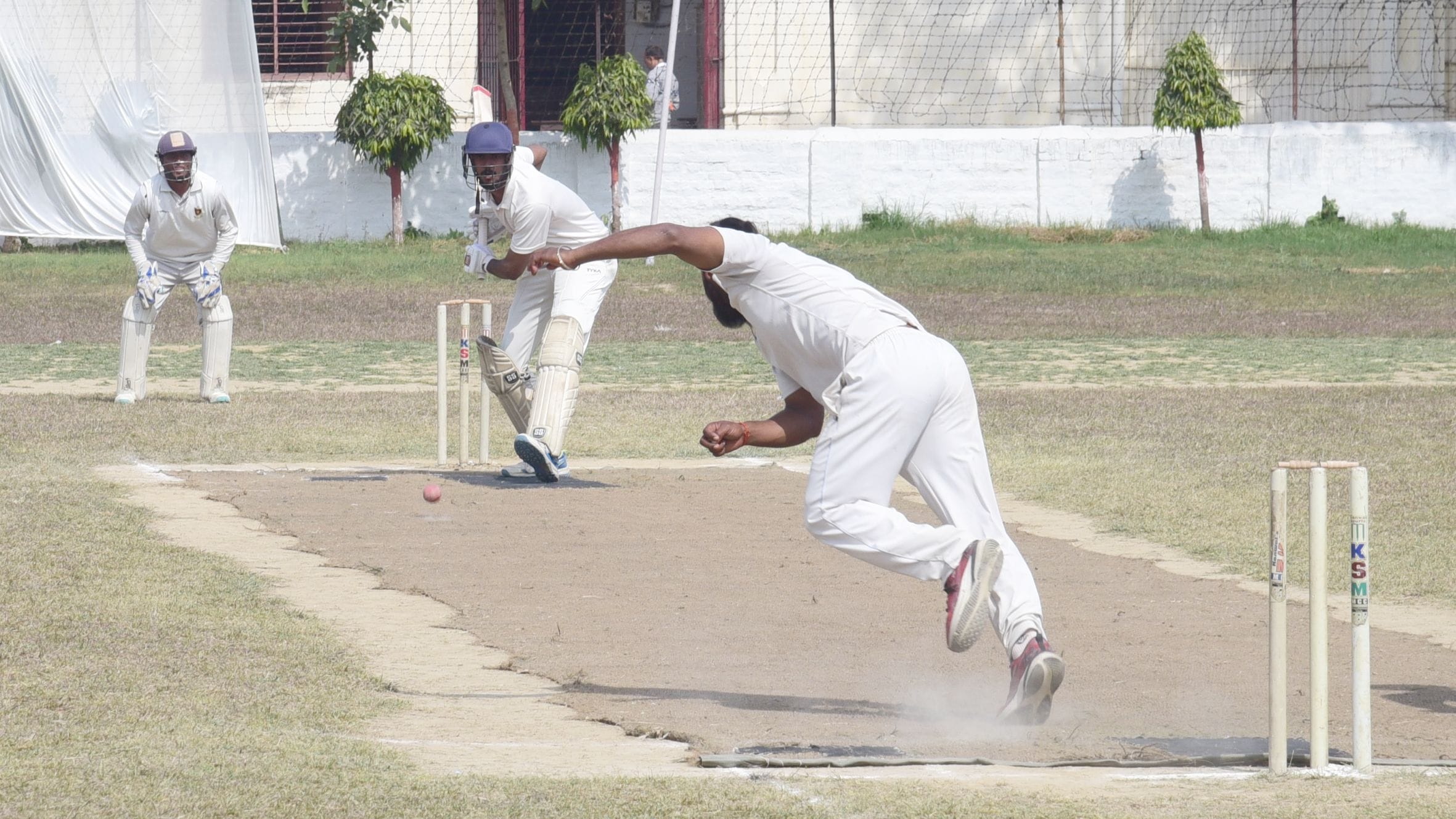 क्रिकेट मुकाबले में भिड़ते खिलाड़ी। 