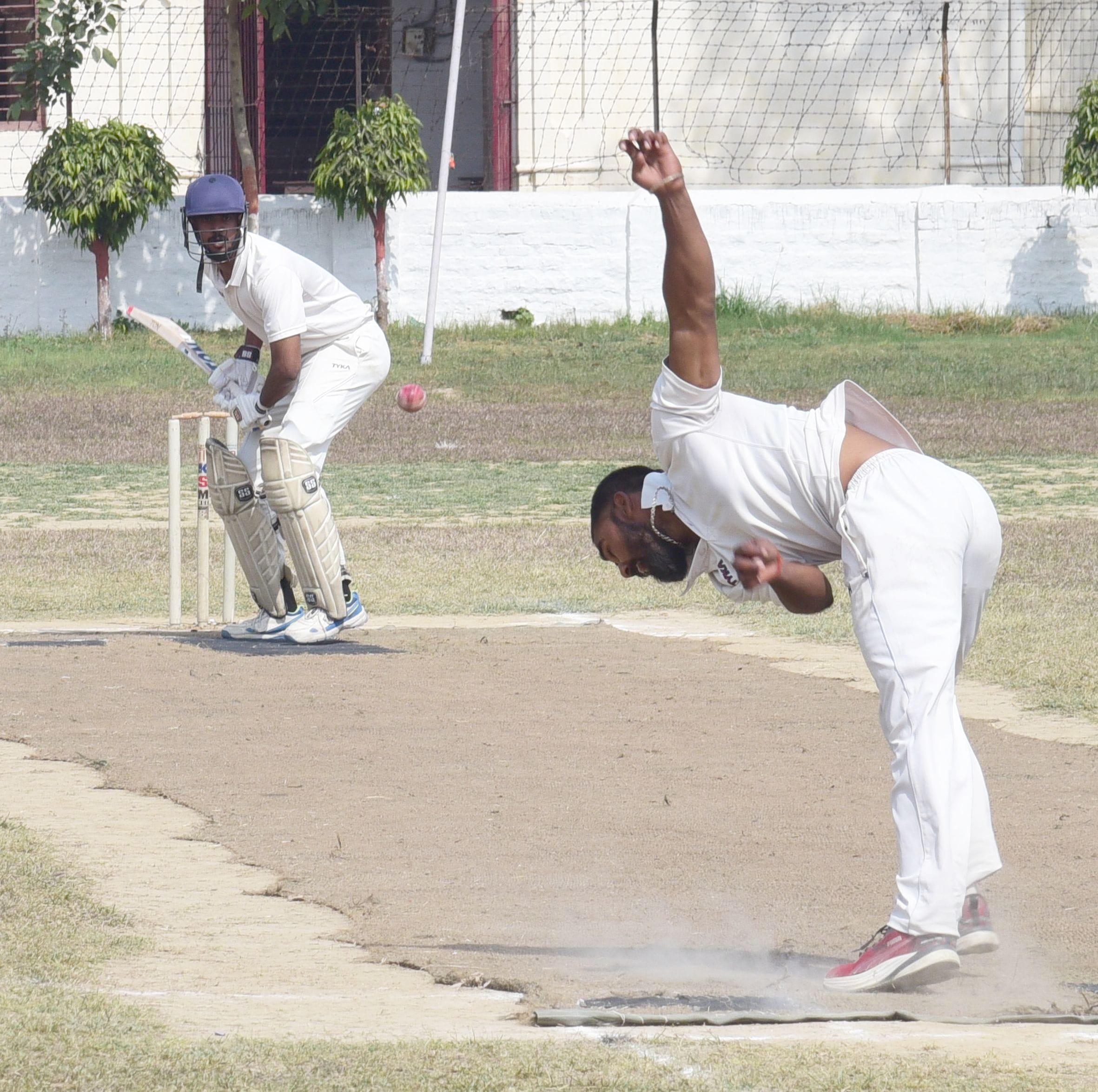 क्रिकेट मुकाबले में भिड़ते खिलाड़ी। 