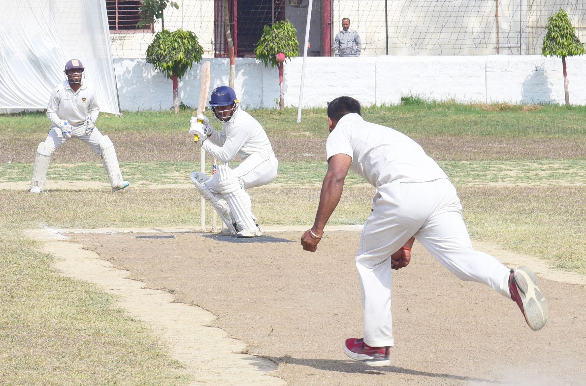 क्रिकेट मुकाबले में भिड़ते खिलाड़ी। 