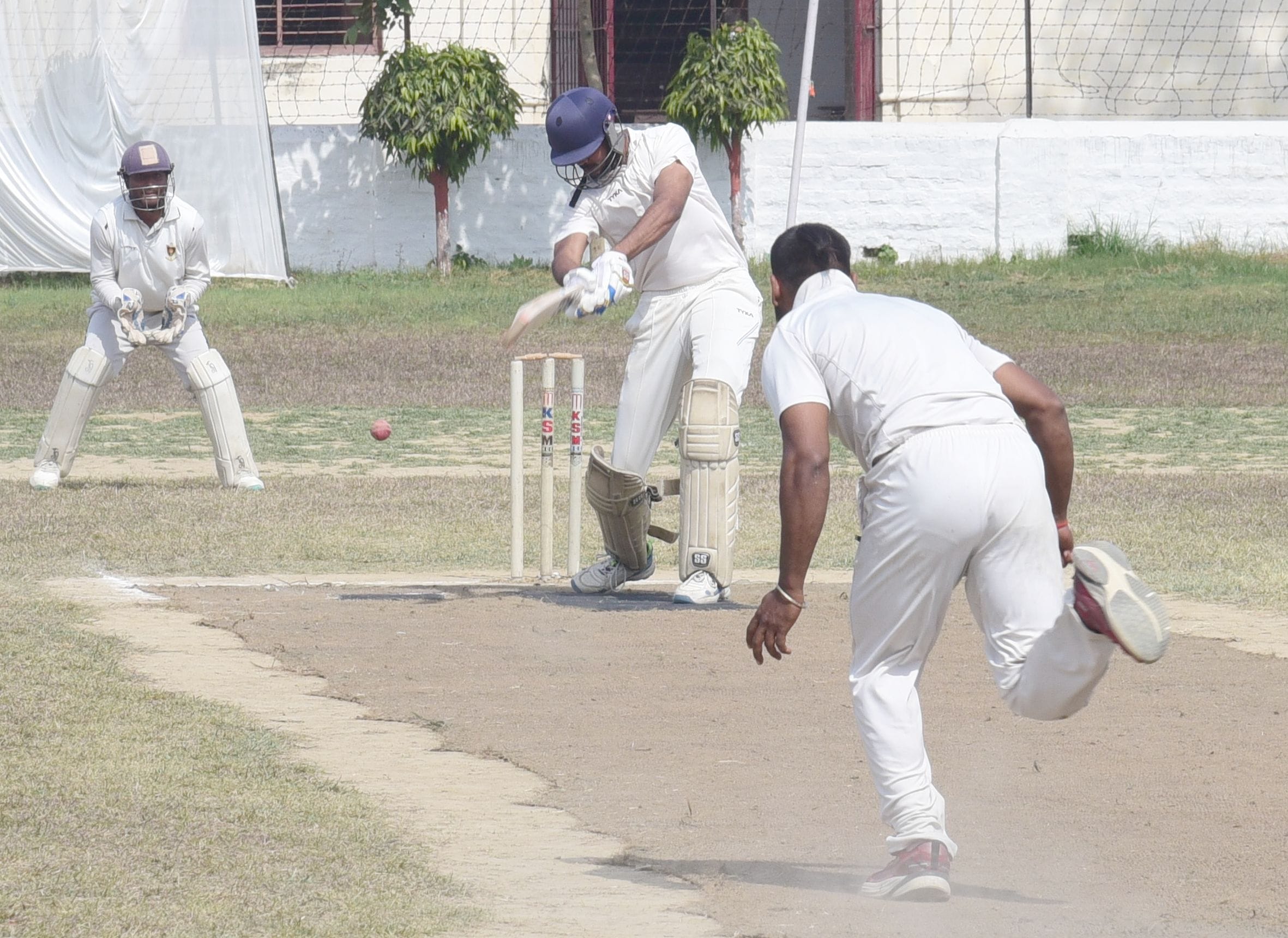 क्रिकेट मुकाबले में भिड़ते खिलाड़ी। 