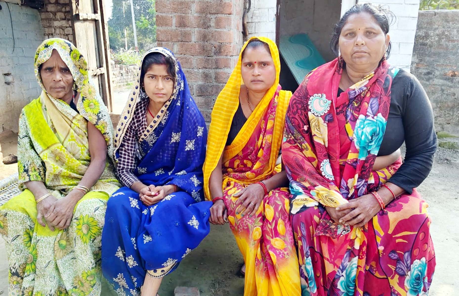 खुटार के गांव सिल्हुआ में जमीनी विवाद में दीवार तोड़ते लोग। स्रोत : वीडियो ग्रैब