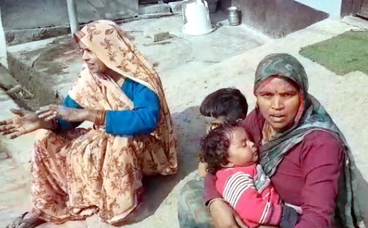 खुटार के गांव सिल्हुआ में जमीनी विवाद में दीवार तोड़ते लोग। स्रोत : वीडियो ग्रैब