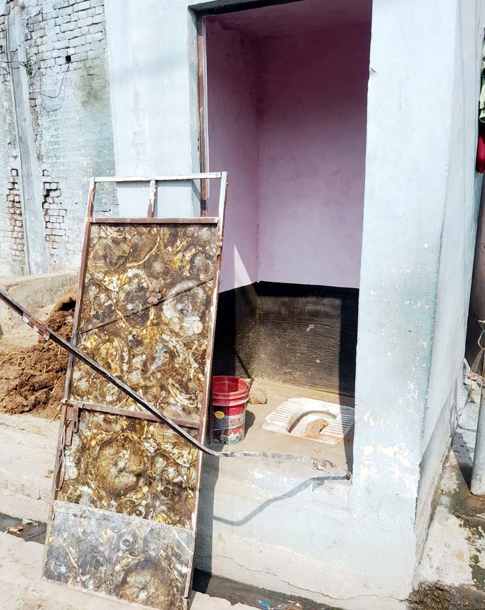 खुटार के गांव सिल्हुआ में जमीनी विवाद में दीवार तोड़ते लोग। स्रोत : वीडियो ग्रैब