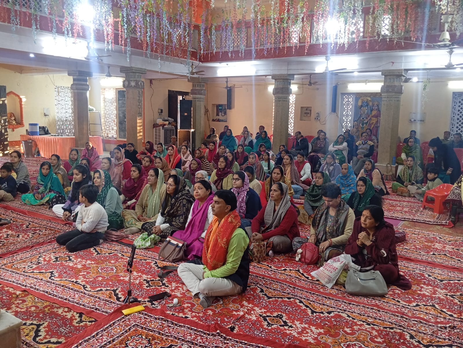 लक्ष्मी नारायण मंदिर में आयोजित शिव महापुराण कथा में मौजूद श्रद्धालु। स्रोत: आयोजक
