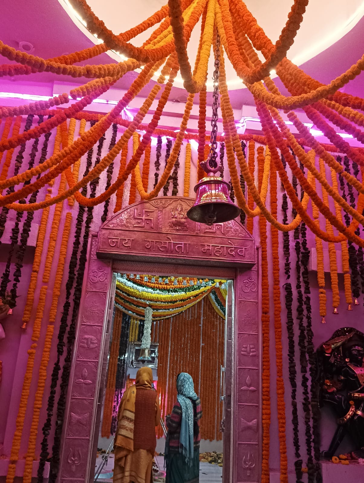 महाशिवरात्रि पर्व के लिए सजाया जा रहा गसोता महादेव मंदिर। स्रोत : कमेटी