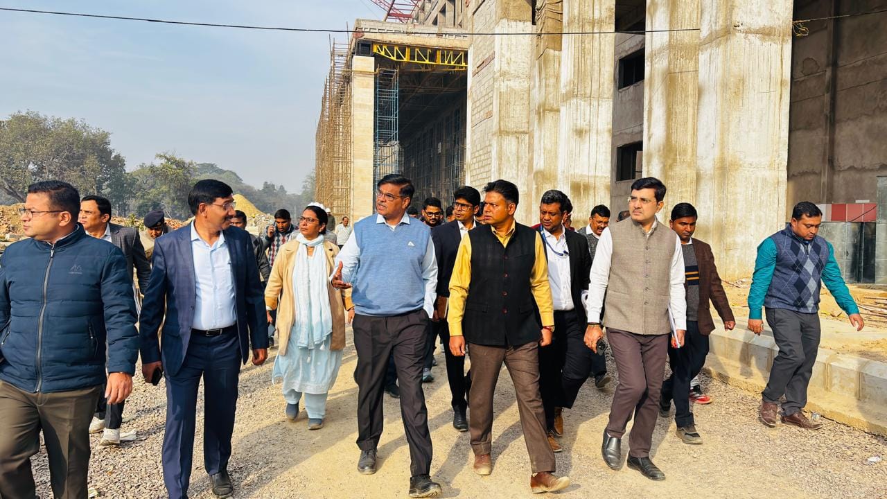 निरीक्षण करते उत्तर रेलवे के जीएम। निरीक्षण करते उत्तर रेलवे के जीएम।