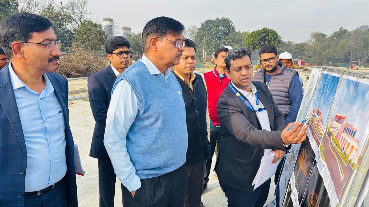 निरीक्षण करते उत्तर रेलवे के जीएम। निरीक्षण करते उत्तर रेलवे के जीएम।