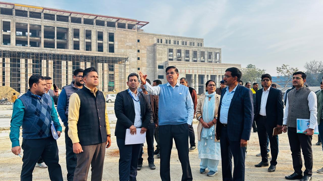 निरीक्षण करते उत्तर रेलवे के जीएम। निरीक्षण करते उत्तर रेलवे के जीएम।