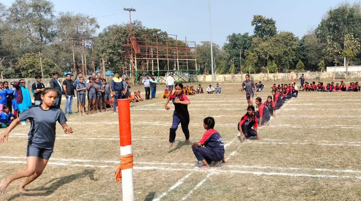 ओसीएफ मैदान में बेसिक के खेलकूद प्रतियोगिता का शुभारंभ करतीं जिला पंचायत अध्यक्ष ममता यादव और ब ओसीएफ मैदान में बेसिक के खेलकूद प्रतियोगिता का शुभारंभ करतीं जिला पंचायत अध्यक्ष ममता यादव और ब