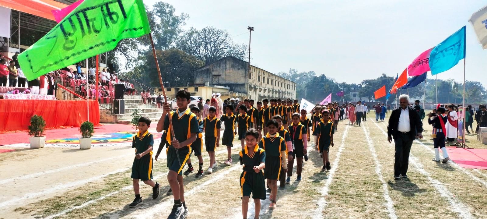 ओसीएफ मैदान में बेसिक के खेलकूद प्रतियोगिता का शुभारंभ करतीं जिला पंचायत अध्यक्ष ममता यादव और ब ओसीएफ मैदान में बेसिक के खेलकूद प्रतियोगिता का शुभारंभ करतीं जिला पंचायत अध्यक्ष ममता यादव और ब