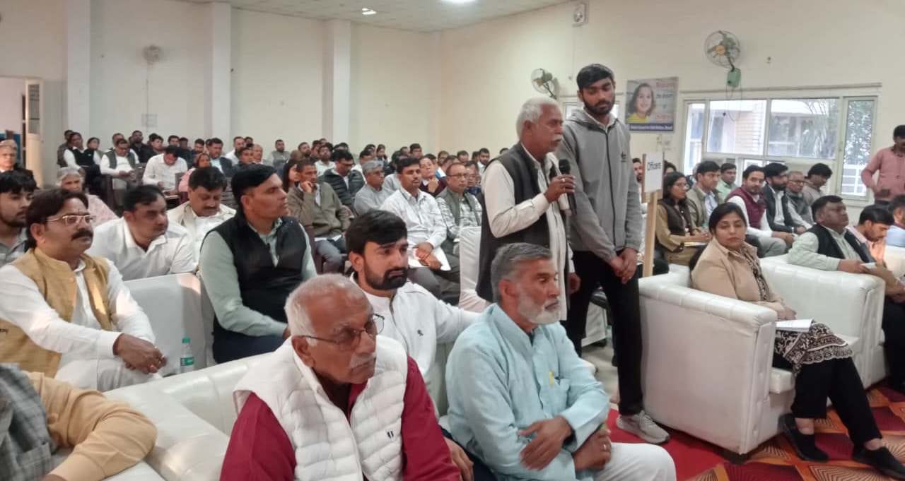 रेवाड़ी। बाल भवन सभागार में आयोजित हुई जिला कष्ट निवारण समिति बैठक में लोगों की समस्याओं को सुन