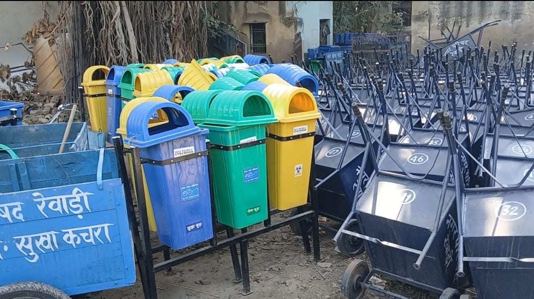 रेवाड़ी। नसियाजी रोड पर पड़ा कूड़ा। संवाद रेवाड़ी। नसियाजी रोड पर पड़ा कूड़ा। संवाद