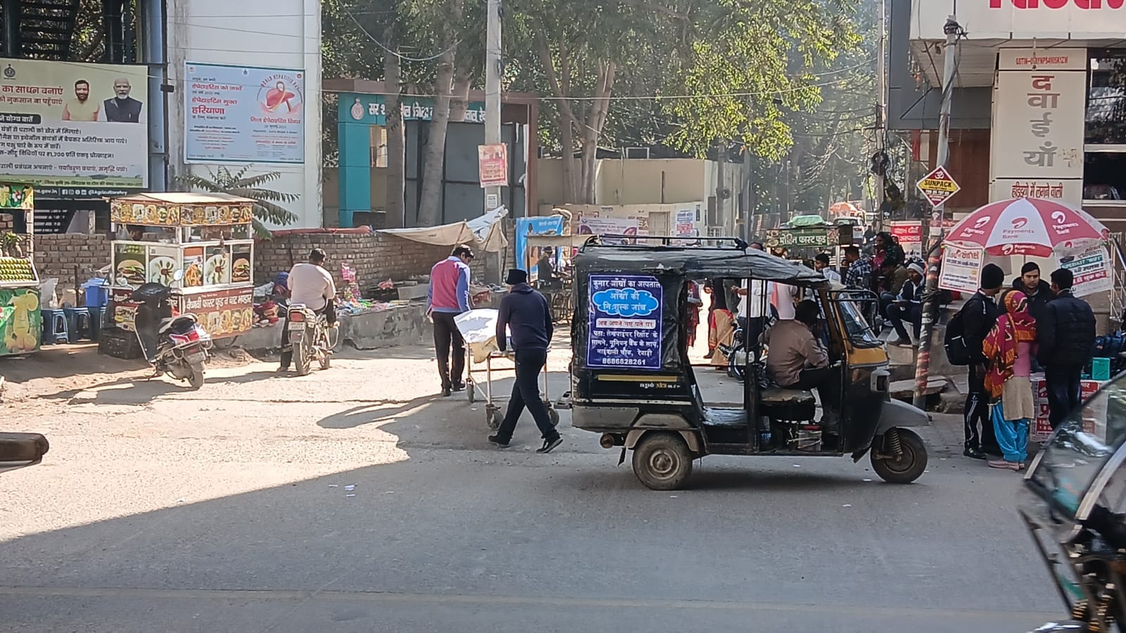 रेवाड़ी। ट्रामा सेंटर से सरकुलर रोड पर स्ट्रेचर पर मरीज को नागरिक अस्पताल लेकर जाते तिमारदार। स