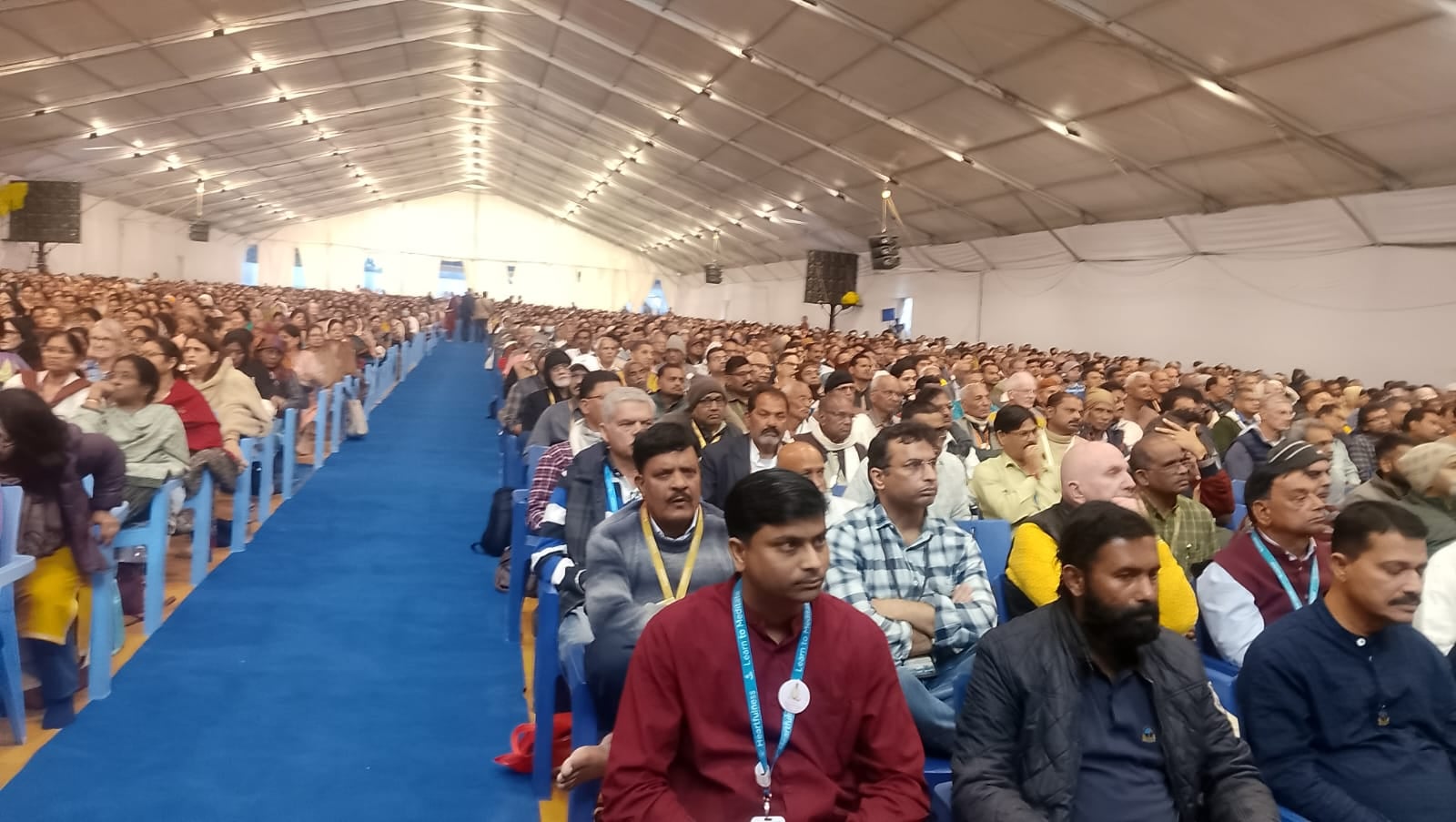 शाहजहांपुर में श्री रामचंद्र मिशन में दाजी की उपस्थिति में किताब का विमोचन करते मदन और राशि। शाहजहांपुर में श्री रामचंद्र मिशन में दाजी की उपस्थिति में किताब का विमोचन करते मदन और राशि।