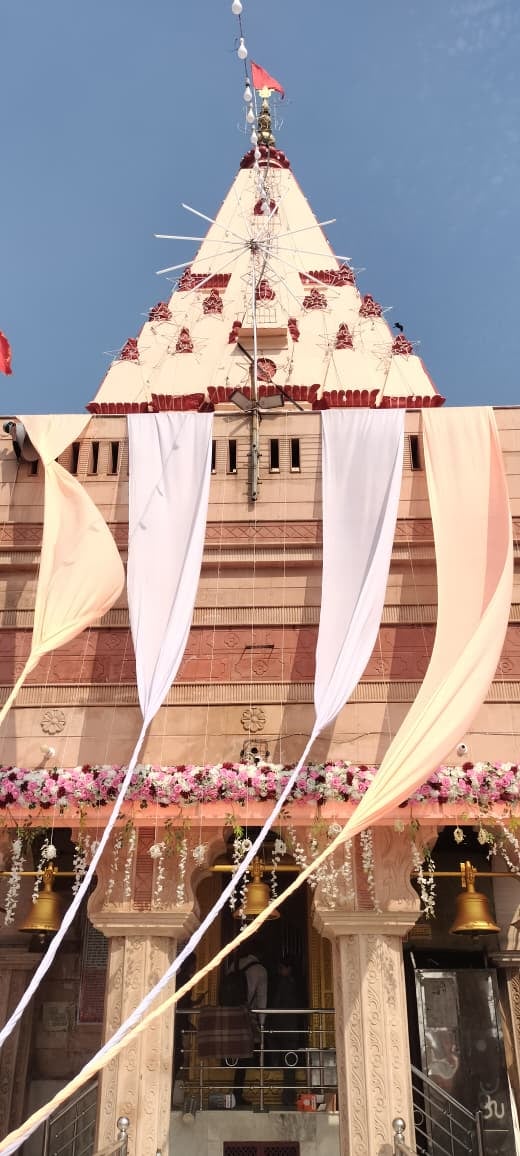 शहर के रेलवे रोड से एमपी के लिए कांवड़ लेकर गुजरते कांवड़िए। संवाद