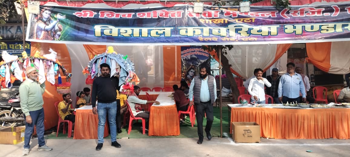 शहर के रेलवे रोड से एमपी के लिए कांवड़ लेकर गुजरते कांवड़िए। संवाद