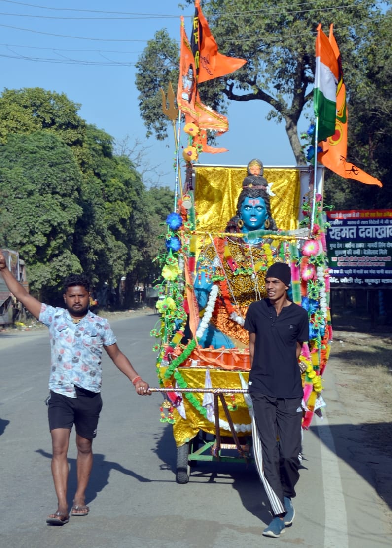 शामली में कांवड़  लेकर जाते शिव भक्त । संवाद