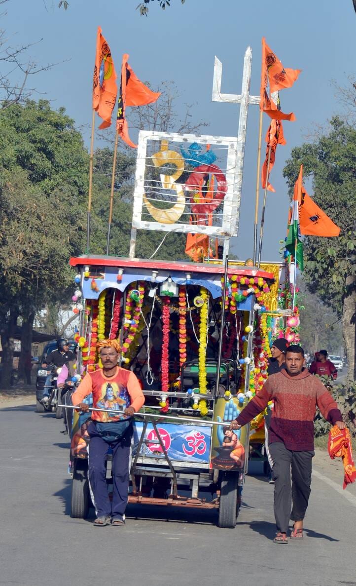 शामली में कांवड़  लेकर जाते शिव भक्त । संवाद