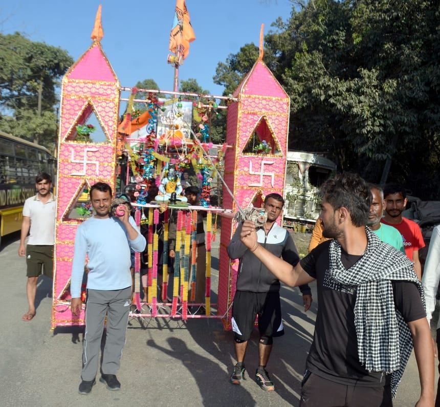 शामली में कांवड़  लेकर जाते शिव भक्त । संवाद