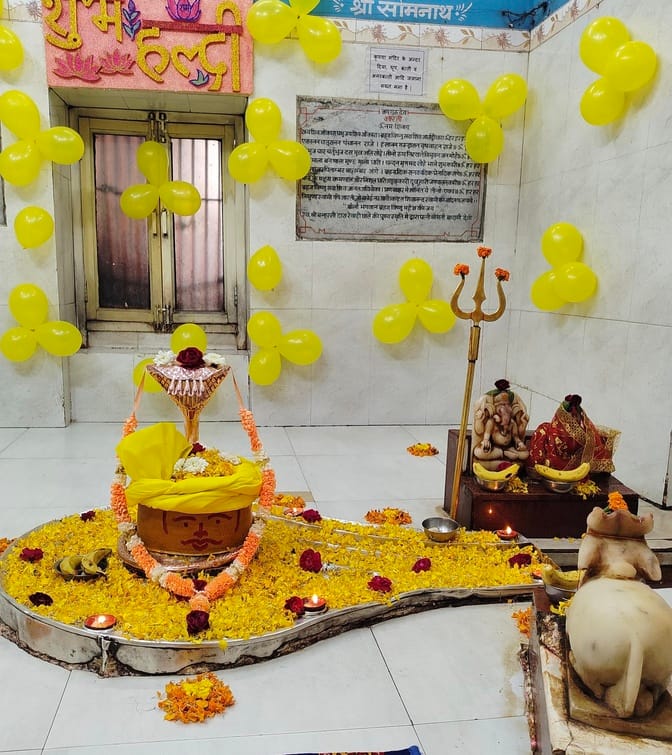 दुर्गा मंदिर सिकटिहा में रुद्राभिषेक के लिए बनाए जा रहे शिवलिंग। संवाद दुर्गा मंदिर सिकटिहा में रुद्राभिषेक के लिए बनाए जा रहे शिवलिंग। संवाद