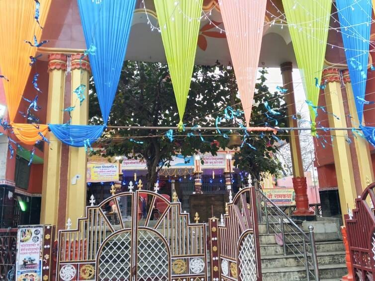 दुर्गा मंदिर सिकटिहा में रुद्राभिषेक के लिए बनाए जा रहे शिवलिंग। संवाद दुर्गा मंदिर सिकटिहा में रुद्राभिषेक के लिए बनाए जा रहे शिवलिंग। संवाद