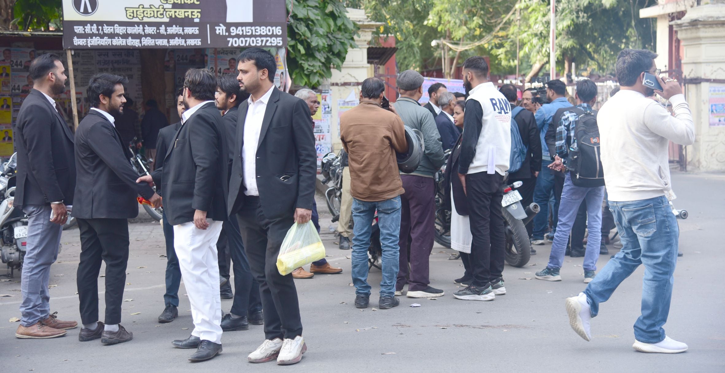 धमकी के बाद कहचरी परिसर में जांच करते श्वान और बम निरोधक दस्ते के लोग। 
