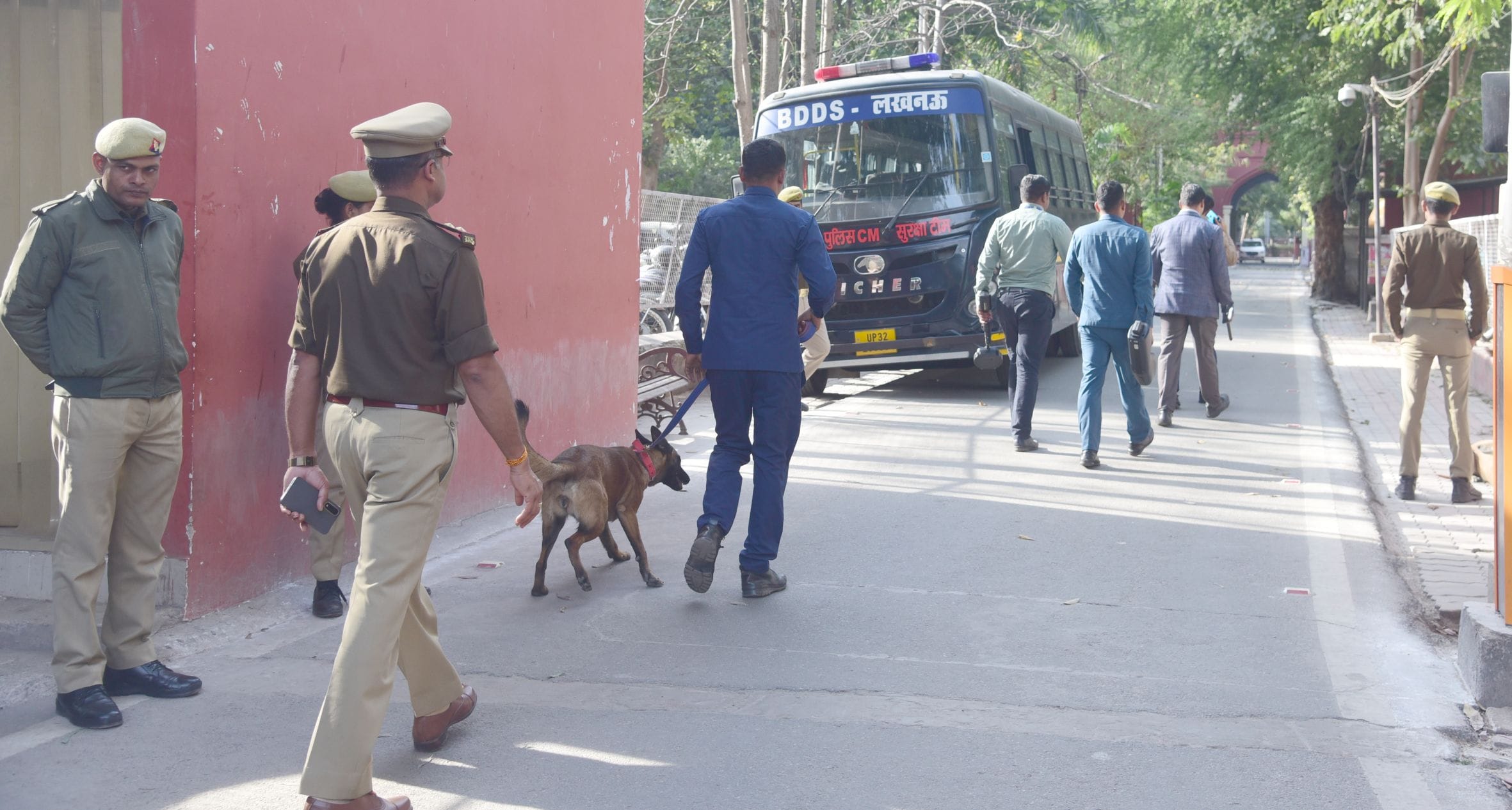 धमकी के बाद कहचरी परिसर में जांच करते श्वान और बम निरोधक दस्ते के लोग। 