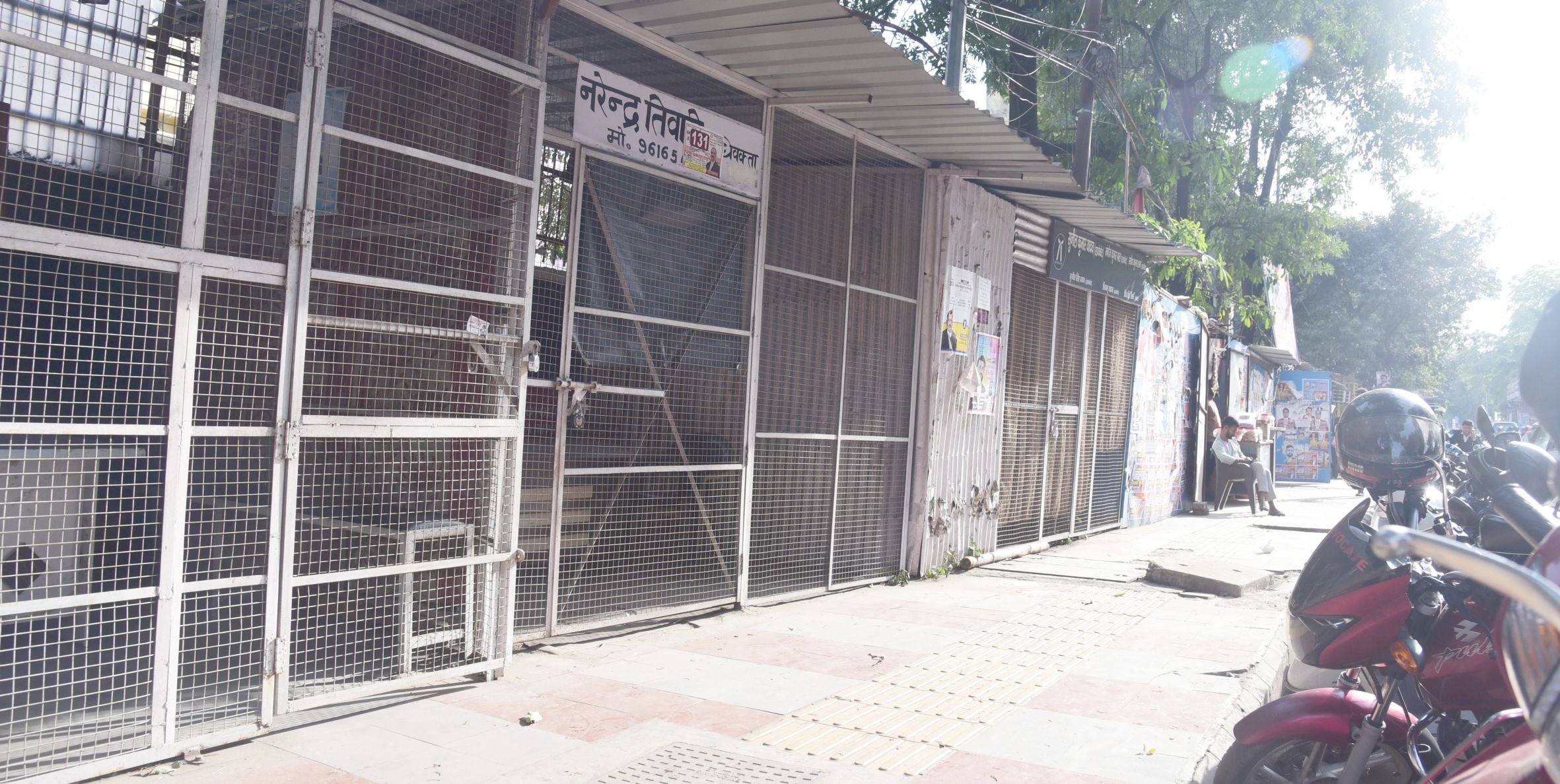 धमकी के बाद कहचरी परिसर में जांच करते श्वान और बम निरोधक दस्ते के लोग। 